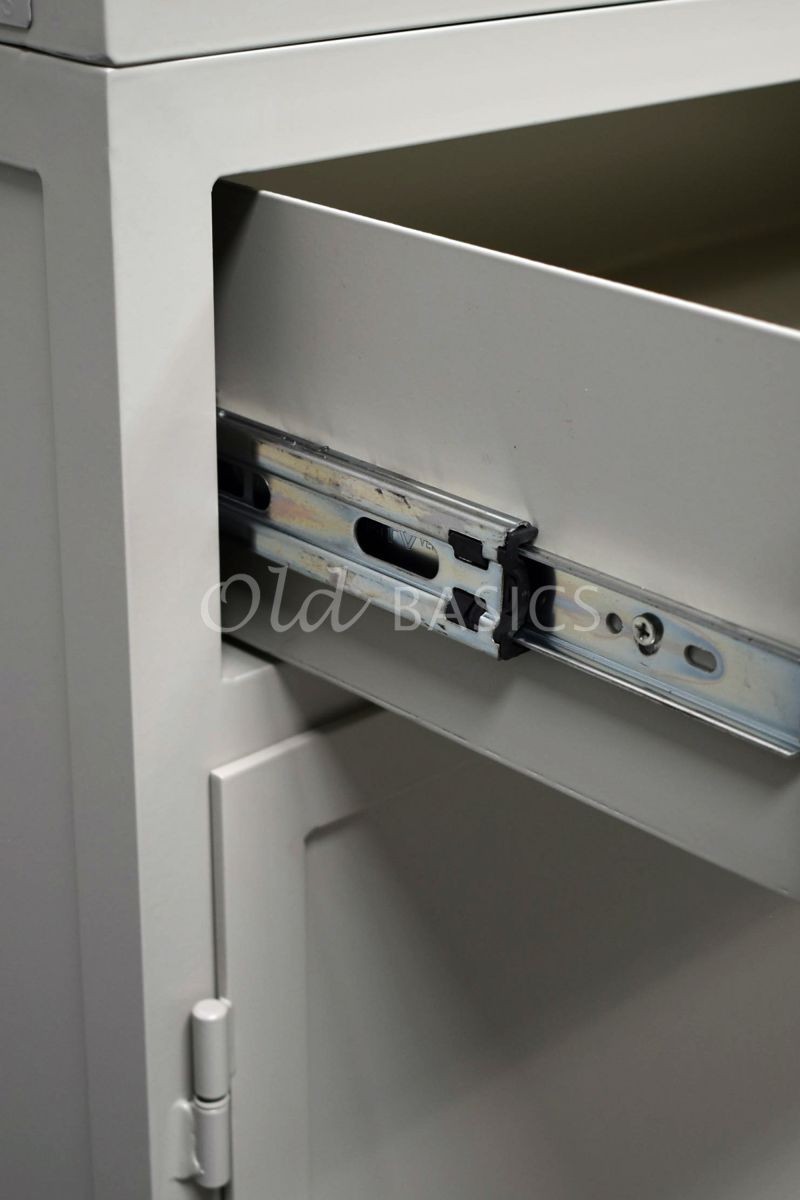 Detail van Apothekerskast Ferro, 3 deuren, RAL7032, grijs, groen, materiaal staal